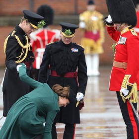 Když těhotné Kate v březnu 2013 uvízl v odtokové mřížce kanálu podpatek, byl to William, od koho se dočkala nenápadné, ale platné pomoci.