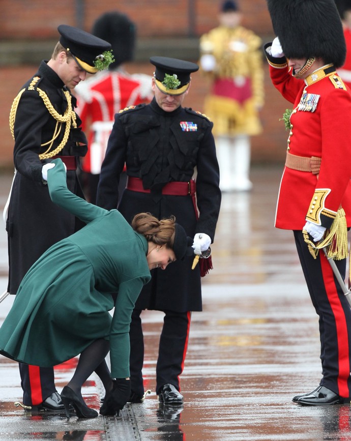 Když těhotné Kate v březnu 2013 uvízl v odtokové mřížce kanálu podpatek, byl to William, od koho se dočkala nenápadné, ale platné pomoci.