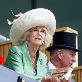 Činila tak většinou prostřednictvím opulentních klobouků nebo fascinátorů zdobených peřím a dalšími výraznými prvky. V šatníku nadále preferovala spíše strohý usedlý styl. Na dostihy v Ascotu roku 2013 například dorazila ve své oblíbené zelenkavé barvě. Kromě ní preferovala ještě krémovou nebo nenápadné odstíny modré.