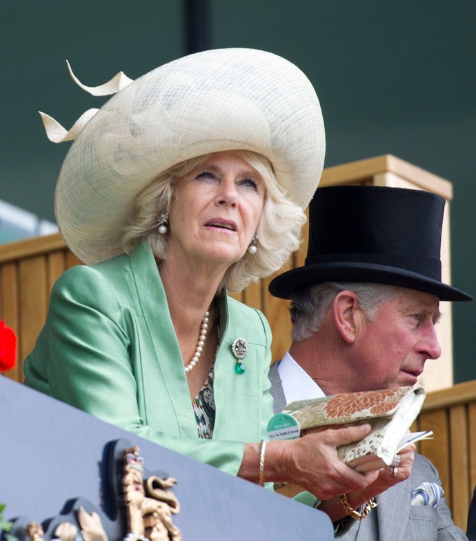 Činila tak většinou prostřednictvím opulentních klobouků nebo fascinátorů zdobených peřím a dalšími výraznými prvky. V šatníku nadále preferovala spíše strohý usedlý styl. Na dostihy v Ascotu roku 2013 například dorazila ve své oblíbené zelenkavé barvě. Kromě ní preferovala ještě krémovou nebo nenápadné odstíny modré.