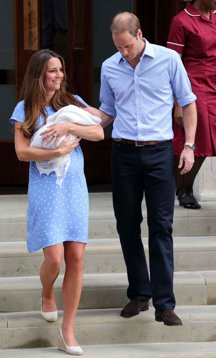 Červenec 2013 a narození prince George. Tehdy William držel ochranitelskou ruku na zádech Kate, když sestupovala ze schodů porodnice.