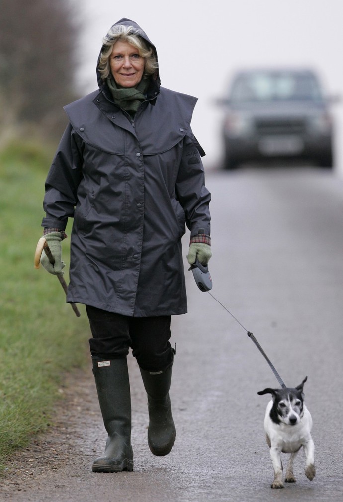 Nejlépe se ale cítila a dodnes cítí ve zcela neformálním oblečení. Camille jsou víc než lodičky na jehlovém podpatku a drahé šaty blízké pláštěnky, gumáky, džíny a neokázalé venkovské oblečení v zemitých barvách. Takto si například vyrazila na procházku s pejskem v roce 2008.