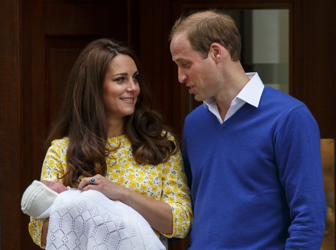 Umíte si představit lepší reklamu na šťastnou a milující rodinku, než předvedli William a Kate roku 2015 po narození dcerky Charlotte?