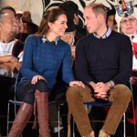 Jen málokdy si Kate dovolí být ve vzájemném fyzickém kontaktu na veřejnosti tak odvážná, jako v tomto případě. Pak to ale stojí za to. William a Kate na návštěvě komunitního centra Bella Bella v Kanadě.