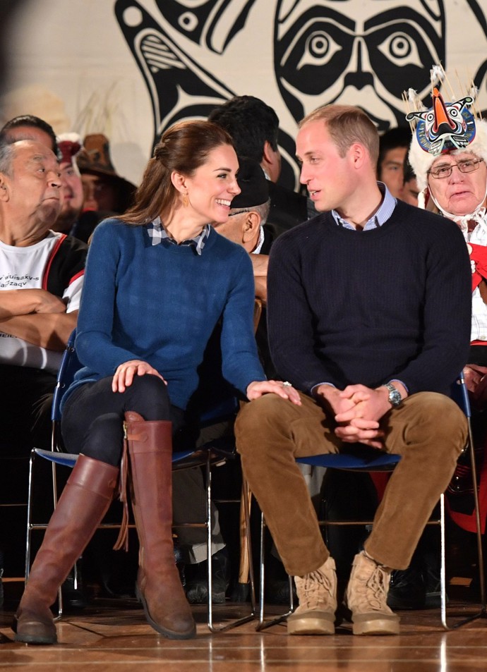 Jen málokdy si Kate dovolí být ve vzájemném fyzickém kontaktu na veřejnosti tak odvážná, jako v tomto případě. Pak to ale stojí za to. William a Kate na návštěvě komunitního centra Bella Bella v Kanadě.