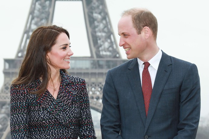 Romantika pod pařížskou Eiffelovkou trvala roku 2017 jen chvilku, pak už se zase oba museli dívat do fotoaparátů.