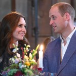 Zamilovaný pohled Kate, který nepotřebuje další komentář. Ale kdyby přece jen... Lehký úsměv a zakulacené tváře podle expertky tvoří to, čemu říkáme láskyplný pohled. Snímek pochází z roku 2017.