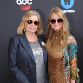 Dceru Brandi Ann Brown měla herečka v pouhých sedmnácti letech, rok po nehodě. Nebyla schopná se tehdy o ní postarat, a tak ji dala k adopci. Dneska Brandi (vpravo) zase patří do hereččiny rodiny.