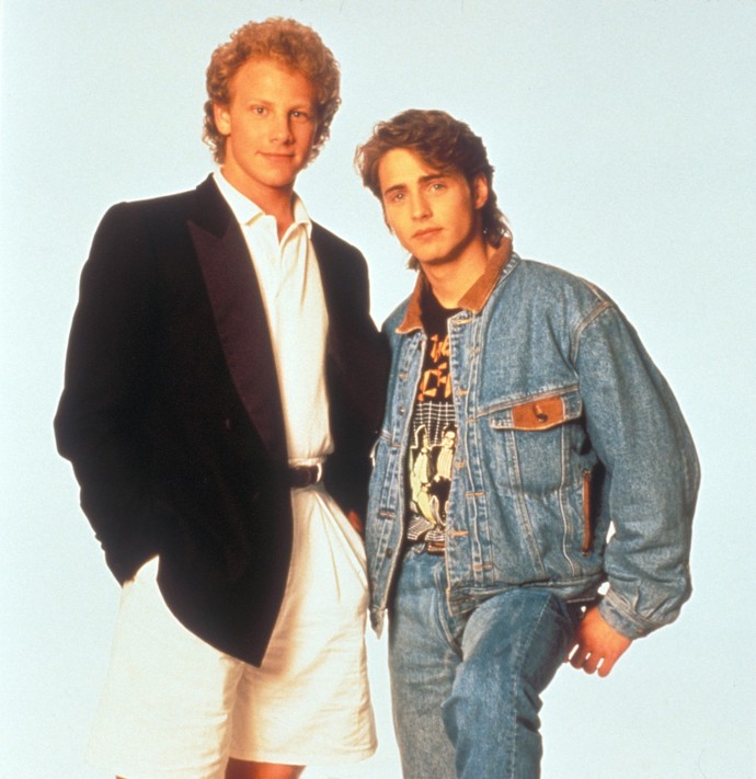 A zde kolegové Jason Priestley a Ian Ziering v echt devadesátkovém stylu. No, nesekne jim to?