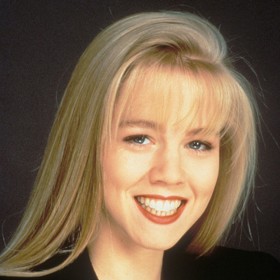 Kelly a její účes v začátcích seriálu - jemná ofinka a dlouhé rovné vlasy. 