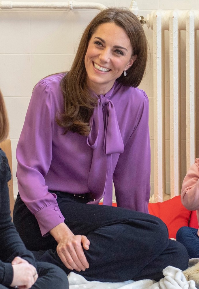 V šatníku Kate Middleton také nesmí chybět halenka s vazačkou. 