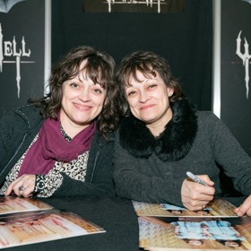 Herečky Louise a Lisa Burnsovy v současnosti.