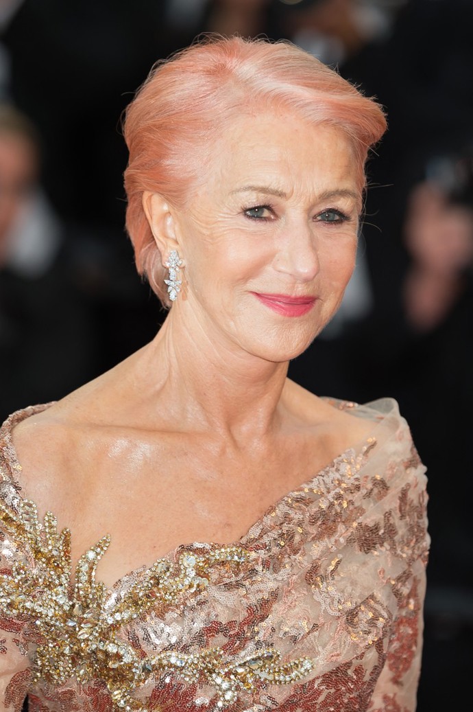 S krátkými vlasy si Helen Mirren dokázala vždy užít i zábavu a měnila pouze jejich barvu. S růžovou před pár lety okouzlila v Cannes.