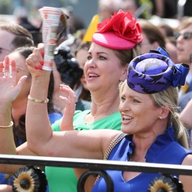 Atmosféra na dostihovém závodišti v Sydney je nezapomenutelná. Neodmyslitelně k ní patří také jakékoliv pokrývky hlavy.