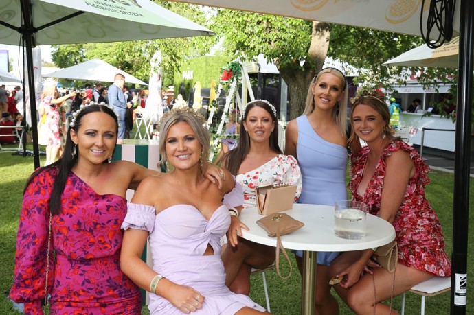 Návštěva dostihů v Austrálii je zkrátka velká společenská událost.