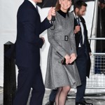 Princ William se chápe deštníku celkem pravidelně. Aby také ne, je to gentleman, a navíc má na rozdíl od Kate, která obvykle drží kabelku, volné ruce.