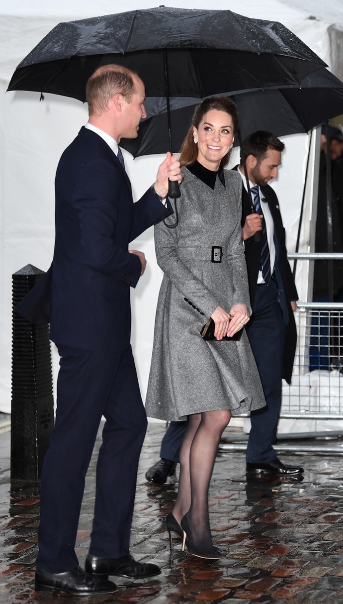 Princ William se chápe deštníku celkem pravidelně. Aby také ne, je to gentleman, a navíc má na rozdíl od Kate, která obvykle drží kabelku, volné ruce.