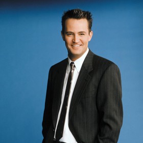 Matthew Perry si následně prošel ještě několika více či méně vážnými vztahy, například s kráskou z Pobřežní hlídky Yasmine Bleeth, usadit se a založit rodinu se mu však nepovedlo.