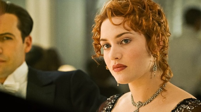 Kate Winslet ve své nejslavnější roli, jako Rose v Titaniku. I tehdy jí to slušelo, dnes má ale o poznání větší jiskru.