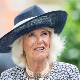 Královna choť Camilla nemá podle expertky na britskou královskou rodinu cit pro módu a nijak ji to netrápí.