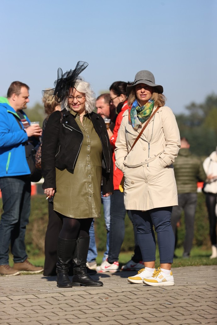 I u nás už ale často nechybí mnoho různých fascinátorů a pokrývek hlavy.