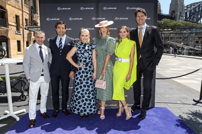 Dostihové závodiště na australském kontinentu dokonalými outfity hostů směle konkuruje nejedné vrcholné společenské události u nás.