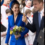 Princ William jako budoucí král moc dobře ví, jak se chovat na veřejnosti. K dobrému bontonu patří i drobná vstřícná gesta, která činí vůči své manželce Kate Middleton. Jako například loni v březnu. Když začalo před Westminsterskou katedrálou pršet, přispěchal k princezně s deštníkem, aby jí nezmokl účes.