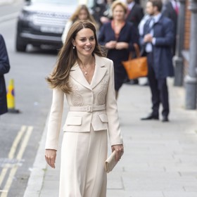 Na významných akcích vidíme Kate Middleton nejčastěji v šatech, nebo sukni se sakem v midi délce.