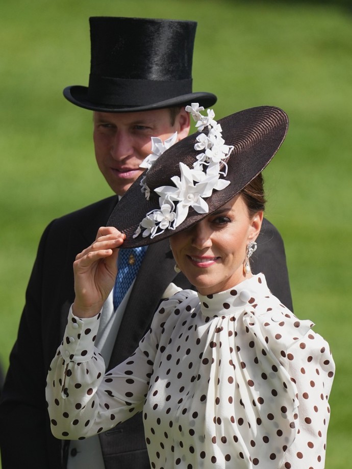 Loni Kate do Ascotu přivezla tyto neodolatelné puntíkované šaty v délce midi a nepřehlédnutelný černobílý klobouček. William musí držet tradici, vystačí si tedy každoročně s žaketem a cylindrem.