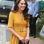 Kate si zakládá na detailech, které lichotí její postavě. Na snímku je to pásek v pase.