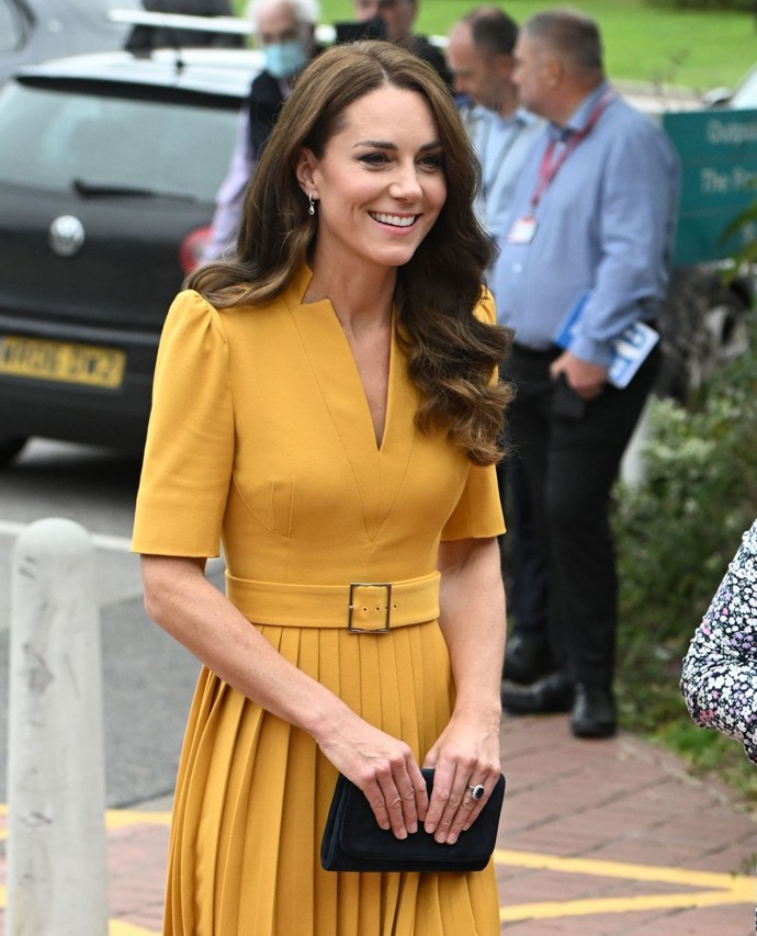 Kate si zakládá na detailech, které lichotí její postavě. Na snímku je to pásek v pase. 