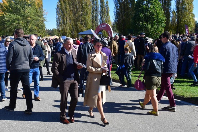 Na pardubickém závodišti vedle sebe potkáte dokonale oblečené páry dostihových fanoušků i návštěvníky, kterým absence přísného dress codu vyhovuje.