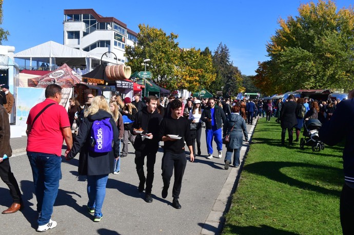 Na Velké pardubické není předepsaný dress code, když nejdete přímo do VIP sektorů. V zahraničí ani na trávník nevstoupíte jinak než společensky oblečení. 