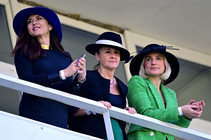 Ve vyšších patrech pardubické tribuny míra elegance postupně narůstá.