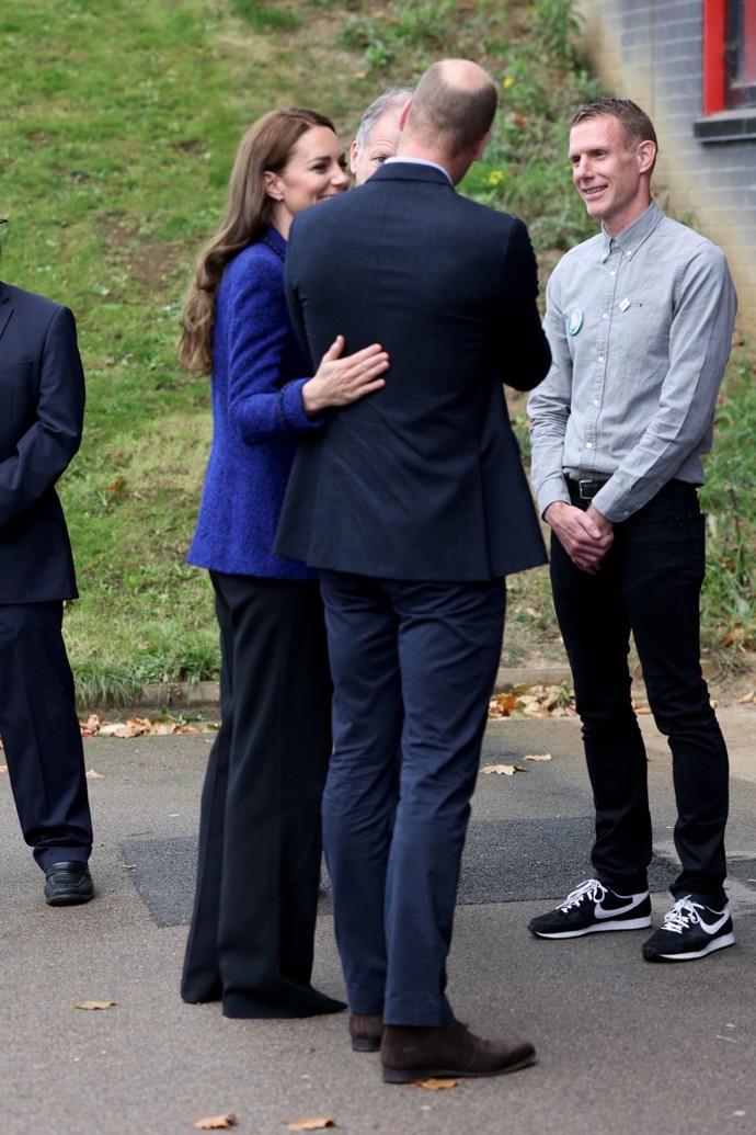 Říjnová návštěva olympijského parku v Londýně vyvolala mezi fanoušky britské královské rodiny doslova bouři. Nešlo si totiž nevšimnout, jak Kate zahrnuje manžela láskyplnými pohledy, a dokonce ho v jednu chvíli i majetnicky objala.