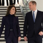 Inkriminovaná loňská návštěva Bostonu, kterou okomentovala expertka na řeč těla Judi James. Podle ní je jasné, že William a Kate mezi sebou mají hluboké pouto. Ze snímku je patrné, jak zrcadlí svoje gesta, a ačkoliv se nedrží za ruce, doslova z nich sálá láska.