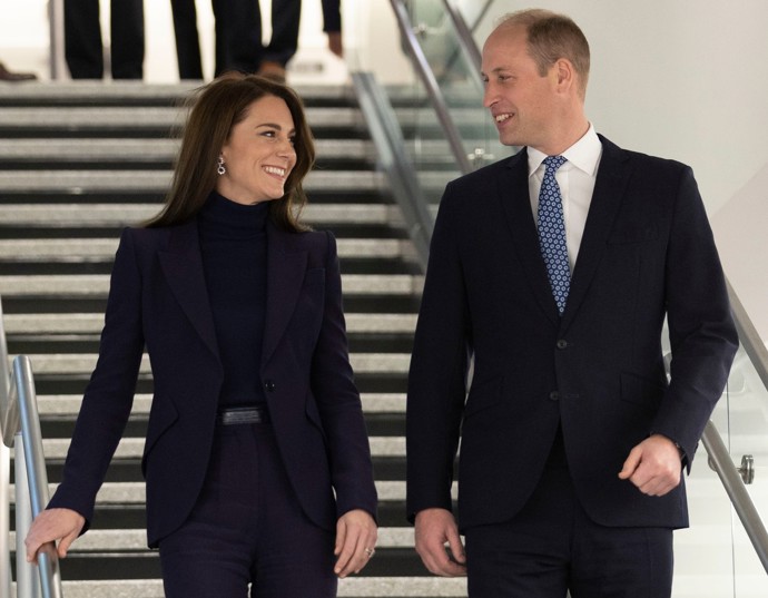 Inkriminovaná loňská návštěva Bostonu, kterou okomentovala expertka na řeč těla Judi James. Podle ní je jasné, že William a Kate mezi sebou mají hluboké pouto. Ze snímku je patrné, jak zrcadlí svoje gesta, a ačkoliv se nedrží za ruce, doslova z nich sálá láska.