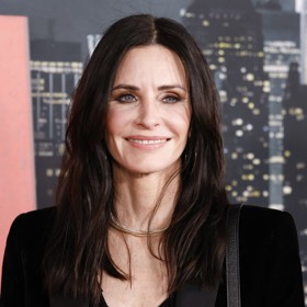 Herečka Courteney Cox se proslavila v sitcomu Přátelé. Aby zastavila stárnutí, podstupovala jeden zkrášlovací zákrok za druhým, čehož dnes hluboce lituje.