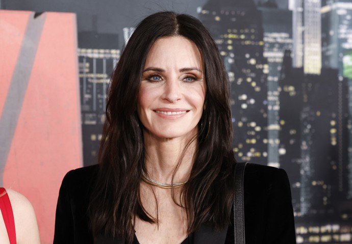 Herečka Courteney Cox se proslavila v sitcomu Přátelé. Aby zastavila stárnutí, podstupovala jeden zkrášlovací zákrok za druhým, čehož dnes hluboce lituje.