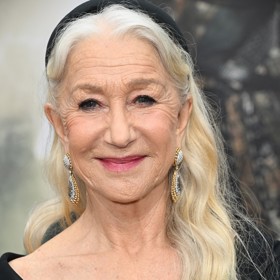 Helen Mirren si poslední roky užívala dlouhé vlasy.