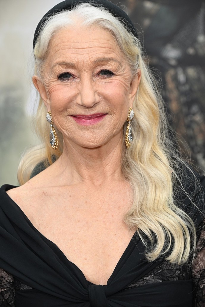 Helen Mirren si poslední roky užívala dlouhé vlasy.