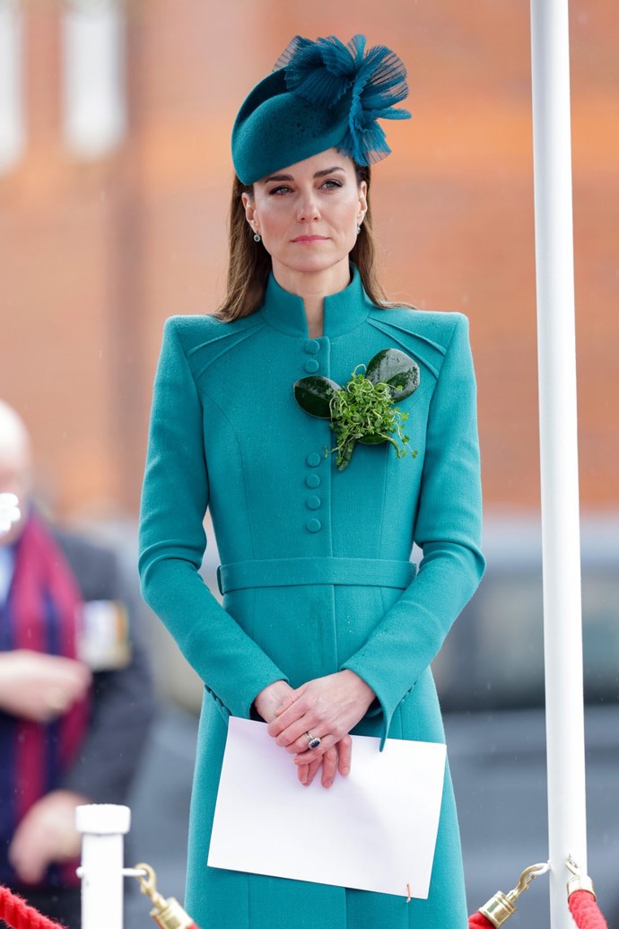 Nedílnou součástí královských outfitů bývá dokonalý fascinátor. 