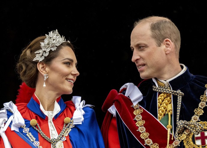 Jejich vzájemná náklonnost byla znát i při tak významné příležitosti, jako byla  květnová korunovace Willova otce Karla III.