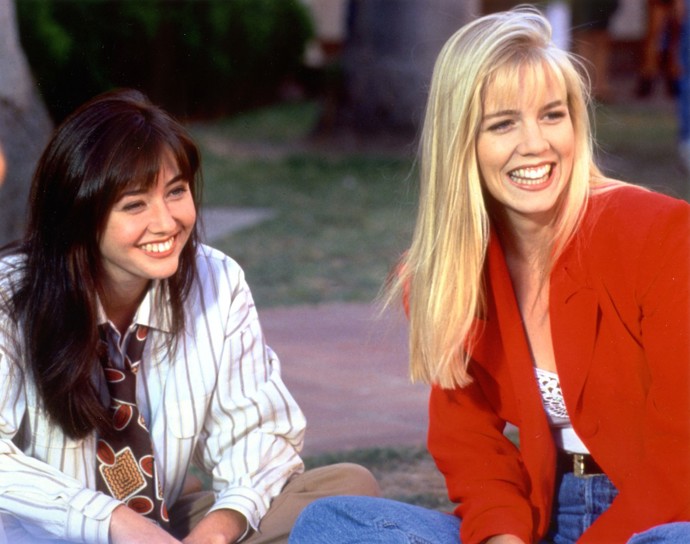 Jestli si někdo drží víceméně stálý účes, je to Shannen Doherty. Od své typické barvy a stylu neupustila ani dlouho po skončení natáčení. To Kelly alias Jennie Garth si prošla větší proměnou. V seriálu začínala s dlouhými vlasy...