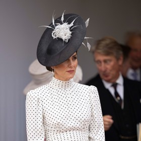 Dalším oblíbeným detailem je stojáček, který Kate Middleton zdobí na tomto snímku.