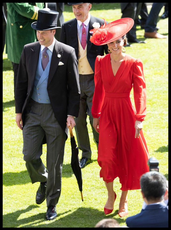 Pravidelnými návštěvníky dostihů v Ascotu jsou také členové britské královské rodiny. Princ William s chotí Kate mohou být katalogovou ukázkou dokonalého britského dostihového dress codu.