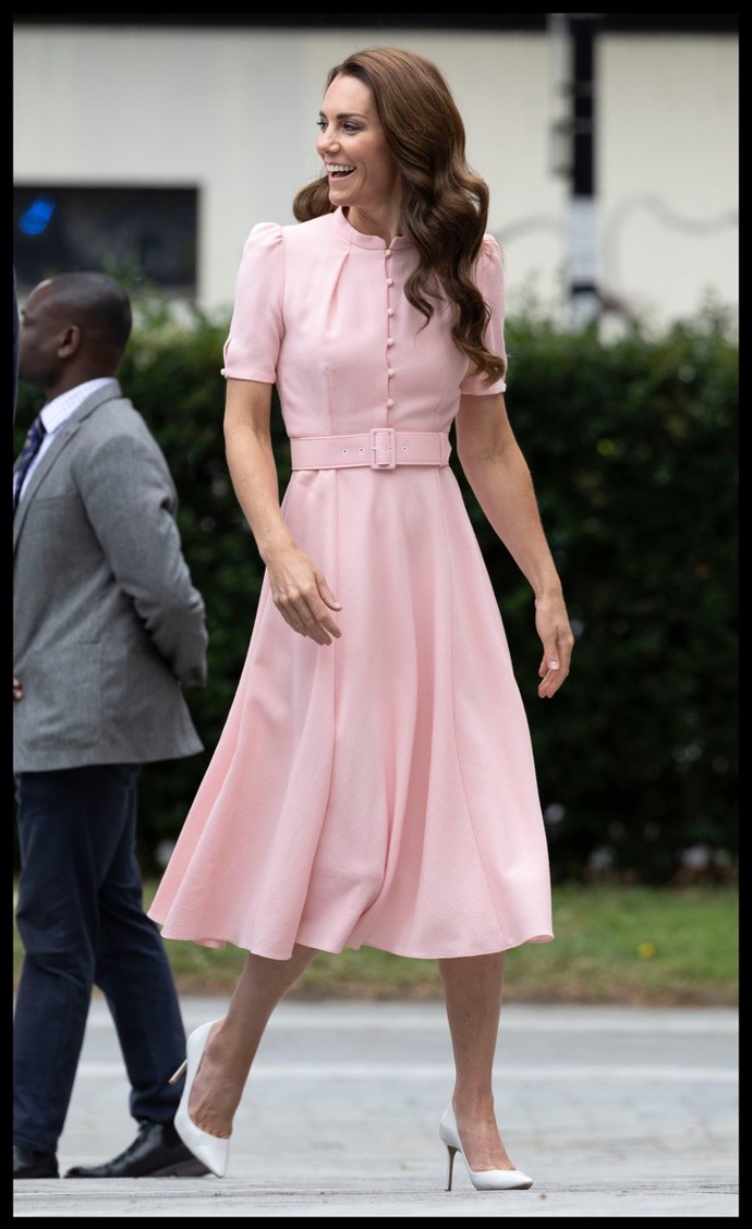 Podruhé růžové šaty s knoflíčky Kate Middleton vynesla letos v červnu. 