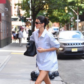 Modelka Kendall Jenner pojala trend odlehčeně a sáhla po košili a mokasínech.