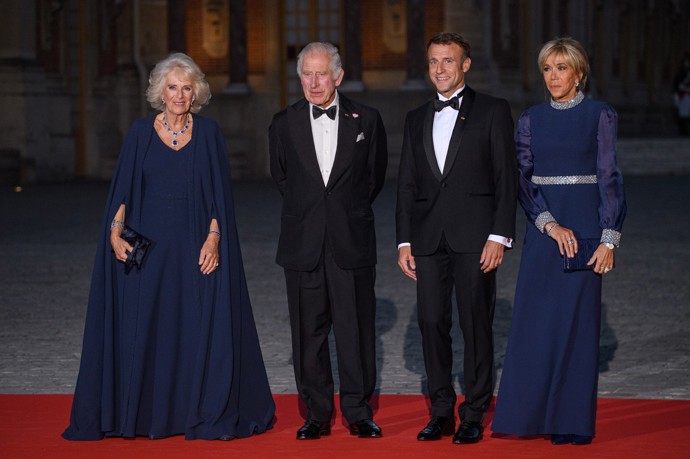 Naprosto dokonalý byl pak její outfit ze státního banketu ve Versailles, kde oblékla opulentní tmavě modrou róbu od Diora, kterou doplnila safírovými šperky po královně Alžbětě II.