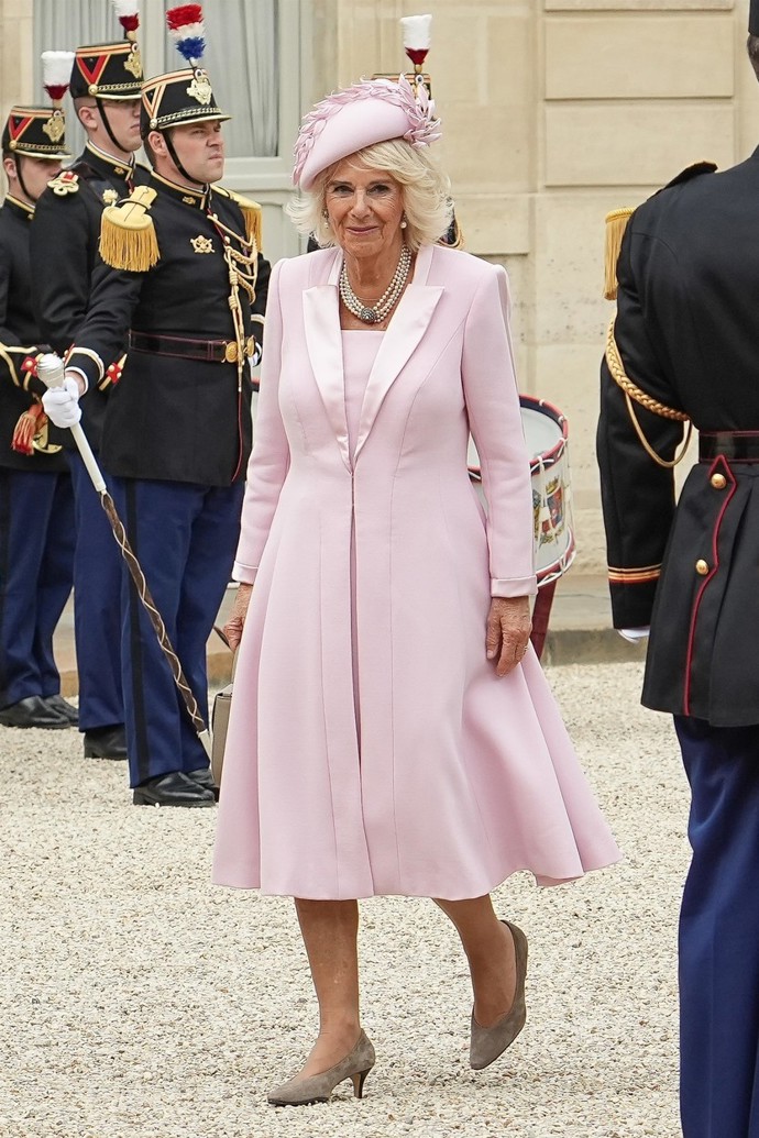 V momentě, kdy se loni v září stala královnou chotí, musela Camilla svůj šatník povýšit. Možná i proto dala na naléhání svého oblíbeného návrháře Bruce Oldfielda a při letošní státní návštěvě Francie vynesla růžový outfit. Camilla se do té doby růžové bála, neboť měla pocit, že by ji v ní král Karel III. nerad viděl. Ale jak se ukázalo, šlo o trefu do černého. Karlovi se manželka nejen líbila, ale navíc možná vůbec poprvé zaujala módní kritiky.